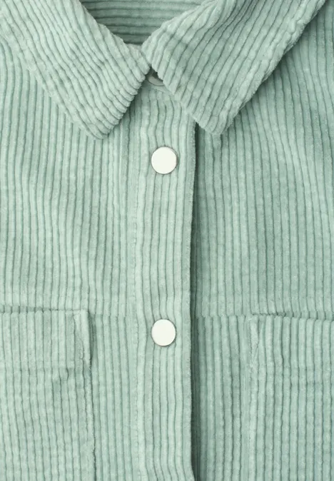Corduroy overhemd met lange mouwen en knopen eucalyptus green Hellgrüne Cordjacke mit Kragen, Druckknöpfen und aufgesetzten Taschen vorne