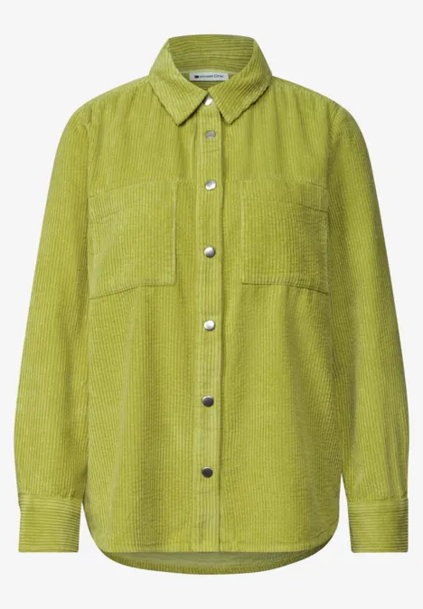 Corduroy overhemd met lange mouwen en knopen apple lime Hellgrünes Cordhemd mit Knopfleiste, Brusttaschen und langen Ärmeln.