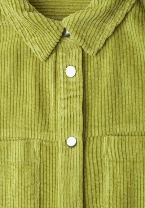 Corduroy overhemd met lange mouwen en knopen apple lime Grünes Cord-Hemd mit Kragen und zwei runden, silberfarbenen Knöpfen.