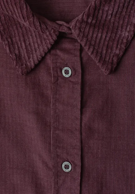 Overhemd met 3/4-mouwen en corduroy-mix rustic rouge Close-up van een bordeaux corduroy overhemd met zichtbare knopen en kraag.