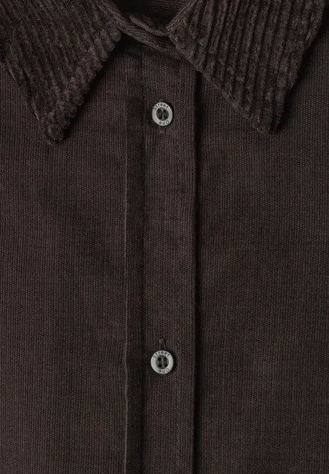 Overhemd met 3/4-mouwen en corduroy-mix black coffee Close-up van een bruin corduroy overhemd met ribstof, met zichtbare kraag en knopen.