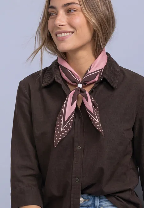Overhemd met 3/4-mouwen en corduroy-mix black coffee Vrouw lacht met donkerbruin hemd en roze sjaal.