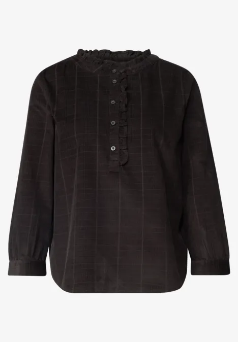 Schwarze, langärmlige Bluse mit Rüschen am Kragen und dezenten Längsstreifen.