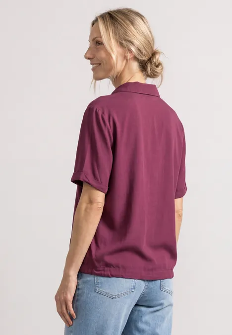 Overhemd met korte mouwen in effen kleur dark clouded blush Frau von hinten in beerenfarbenem Shirt und hellen Jeans.