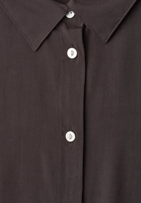 Overhemd met korte mouwen in effen kleur black coffee Nahaufnahme eines schwarzen Hemds mit weißer Knopfleiste und spitzem Kragen.