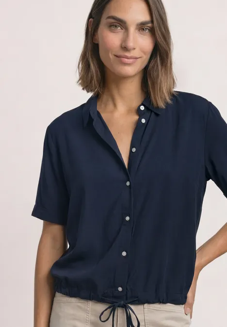 Overhemd met korte mouwen in effen kleur darkest blue Eine Frau in dunkelblauer, kurzärmeliger Bluse mit gerafftem Saum und Knopfleiste.