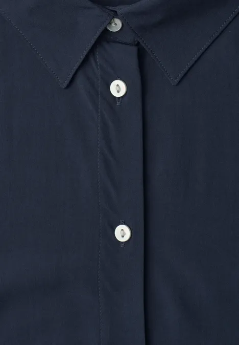 Overhemd met korte mouwen in effen kleur darkest blue Close-up eines dunkelblauen Hemds mit weißen Knöpfen und verdeckter Knopfleiste.