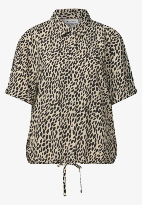 Kurzarm Hemdbluse mit Print cotton beige Beiges Kurzarm-Hemd mit Kragen, Kordelzug und schwarzem Leopardenmuster.