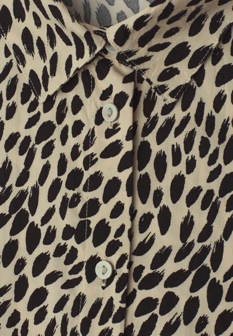 Kurzarm Hemdbluse mit Print cotton beige Beige Bluse mit unregelmäßigem schwarzen Leopardenmuster und sichtbaren Knöpfen.