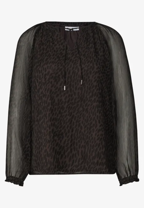 Transparente schwarze Chiffonbluse mit dezentem Leopardenmuster und Tunnelzug am Ausschnitt.