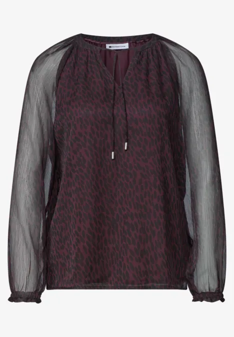 Dunkelrotes Chiffon-Top mit schwarzem transparentem Ärmel und zarten Smokbündchen.