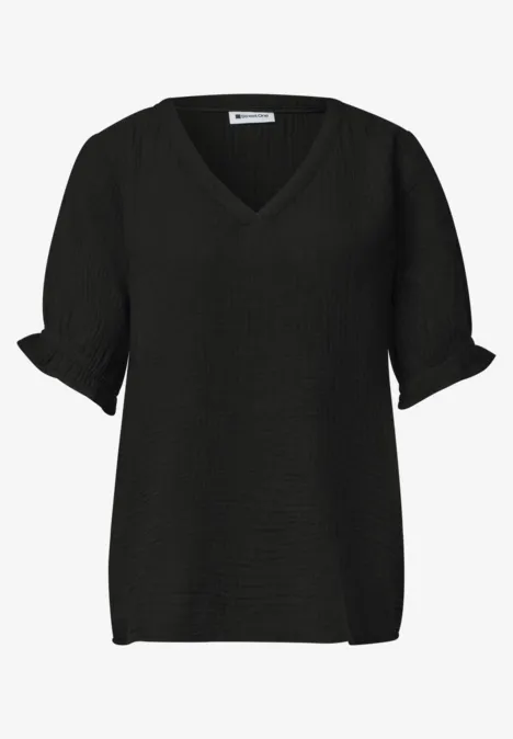 Schwarzes, leicht strukturiertes Damen-Shirt mit V-Ausschnitt und kurzen, gerafften Ärmeln.