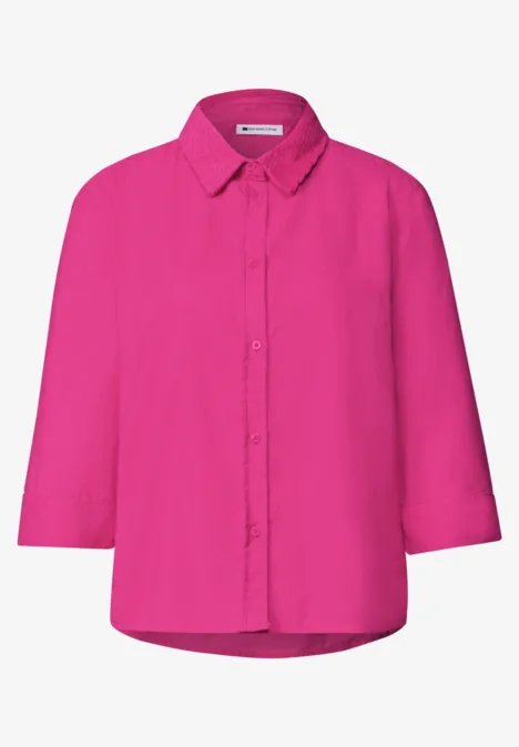 Pinkfarbene Bluse mit Kragen, Knopfleiste und ¾-Ärmeln.