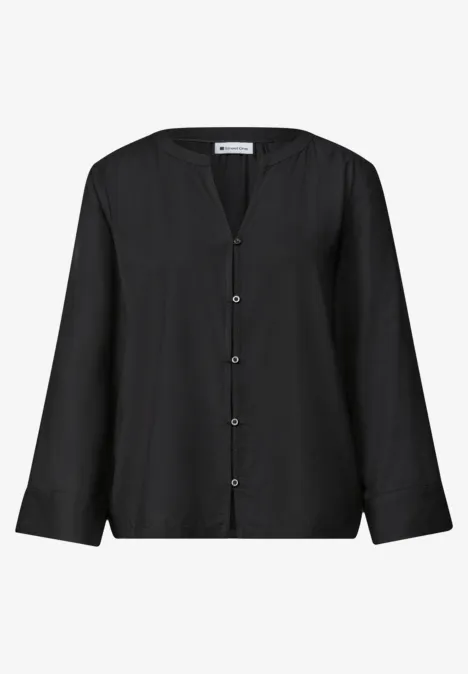 Blouse met 3/4-mouwen en split in de hals Black Zwarte blouse met lange mouwen, V-hals en knoopsluiting aan de voorkant.