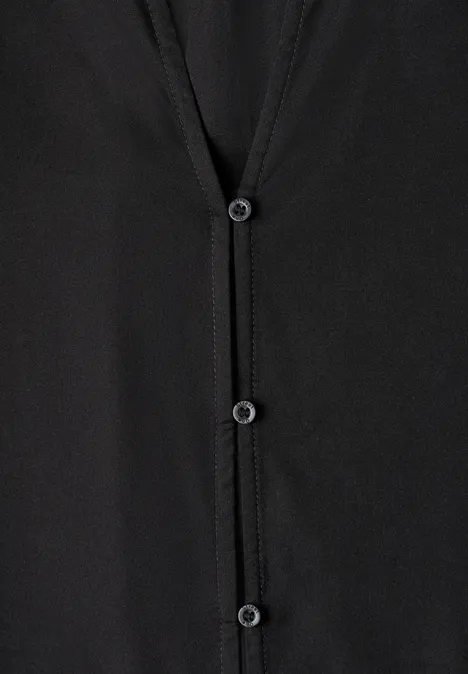 Blouse met 3/4-mouwen en split in de hals Black Zwarte blouse met knoopsluiting en drie kleine ronde knopen.