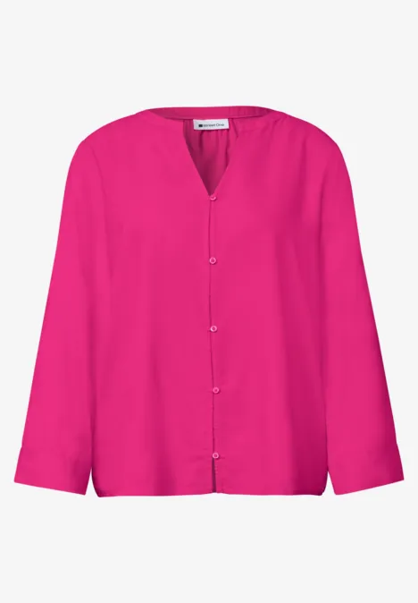 Pinkfarbene Bluse mit langem Arm, durchgehender Knopfleiste und V-Ausschnitt.