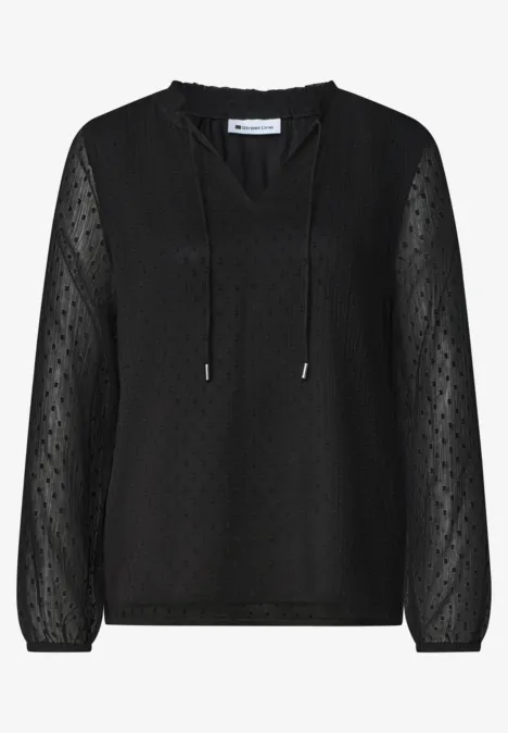 Schwarze, leichte Bluse mit feinem Lochmuster, V-Ausschnitt mit Kordeln und transparenten, ballonförmigen Ärmeln.