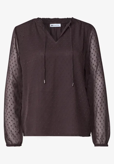Chiffonblouse met split in de hals en bandjes ruby vine Donkerbruine blouse met doorzichtige, gestipte mouwen en V-hals met koordsluiting.