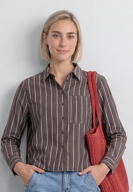 Langarm Hemdbluse mit Streifen espresso brown Junge Frau trägt gestreiftes Hemd und rote Umhängetasche.
