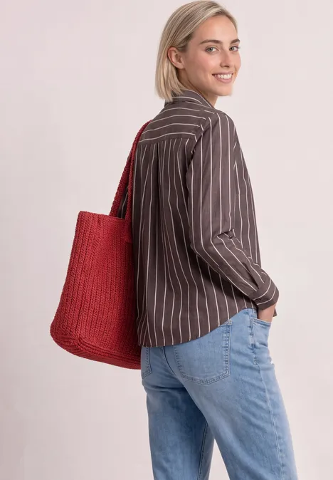 Langarm Hemdbluse mit Streifen espresso brown Frau mit gestreiftem Hemd, Jeans und roter Tragetasche schaut lächelnd über die Schulter.