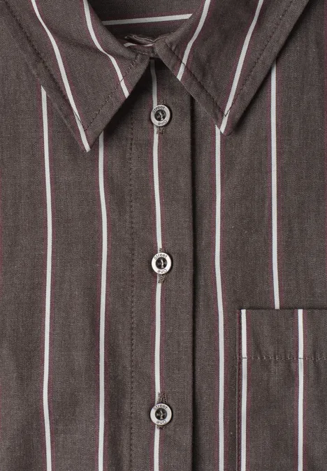 Langarm Hemdbluse mit Streifen espresso brown Nahaufnahme eines dunkelgrauen Hemds mit weißen und roten Streifen, Knöpfen und Brusttasche.