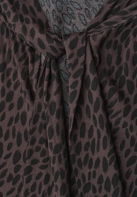 Langarm Bluse mit Schleifendetail molten earth Braune Bluse mit schwarzem Blattmuster und dekorativem Knotendetail am Ausschnitt.