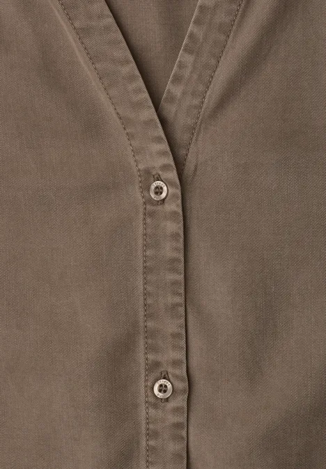 Blouse met 3/4-mouwen, split in de hals en ruches saddle brown Naheaufnahme einer braunen Hemdfront mit Knöpfen und V-Ausschnitt