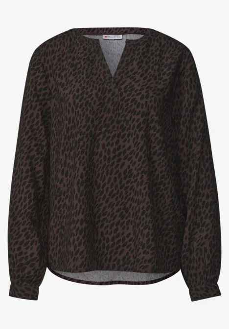 Langarm Bluse mit Split Neck und Print molten earth Dunkelbraune Bluse mit dezentem Leoprint, V-Ausschnitt und langen Ärmeln.