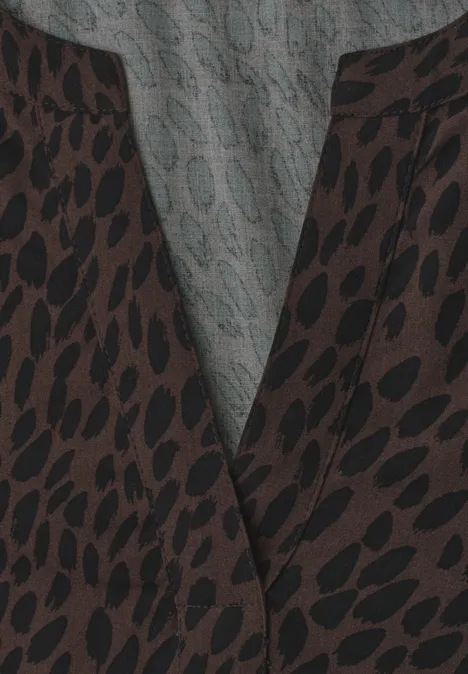 Langarm Bluse mit Split Neck und Print molten earth Nahaufnahme eines Kleidungsstücks mit braunem Leopardenmuster und grauer Innenseite.
