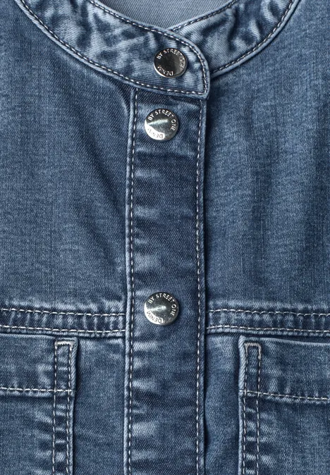 Blouse met lange mouwen en borstzakken Medium Blue Soft washed Naheansicht einer blauen Jeansjacke mit silbernen Druckknöpfen und zwei aufgesetzten Taschen.