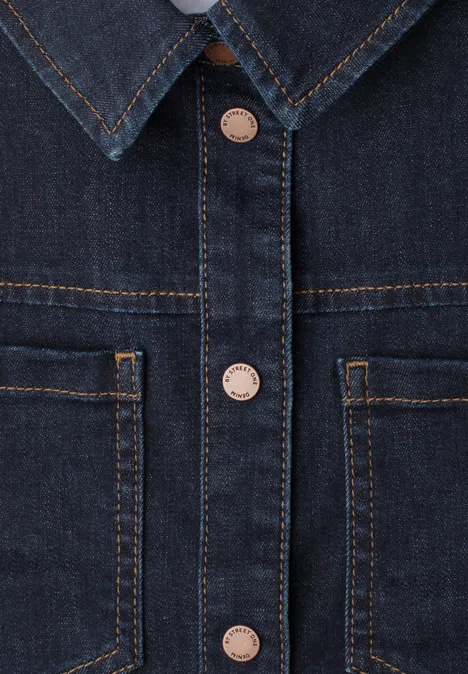 Denim overhemd in rinsed-look Rinse Soft Washed Nahaufnahme einer blauen Jeansjacke mit Kragen, Knopfleiste und aufgesetzten Taschen.