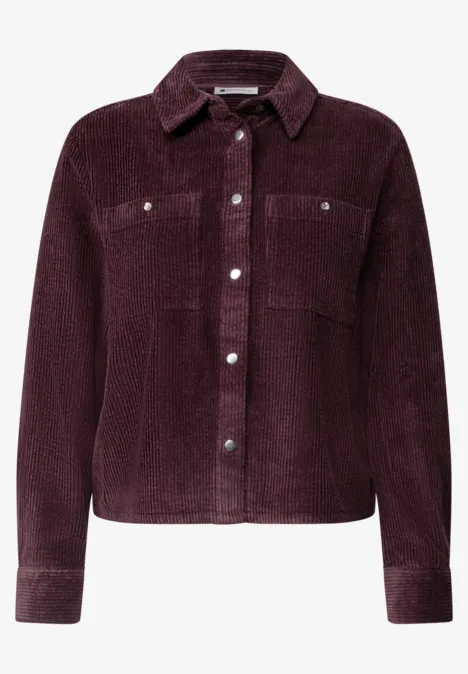 Bordeauxrood corduroy overhemd met kraag, knoopsluiting en twee borstzakken.
