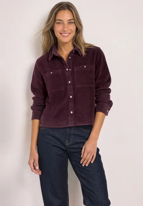 Cord-Hemdbluse mit Brusttaschen rustic rouge Lächelnde Frau in violetter Cordjacke und dunklen Jeans.