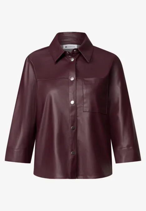 3/4-Arm Hemdbluse im Leder-Look rustic rouge Bordeauxrotes Hemd aus Leder mit Knopfleiste, Brusttasche und 3/4-Ärmeln.
