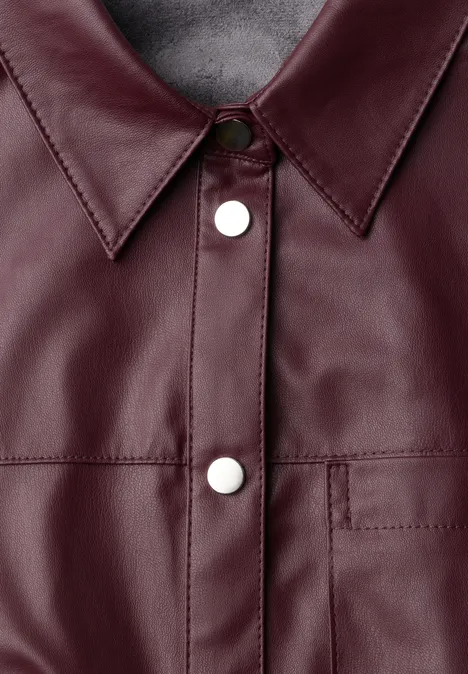 3/4-Arm Hemdbluse im Leder-Look rustic rouge Bordeauxrotes Lederhemd mit weißen Druckknöpfen