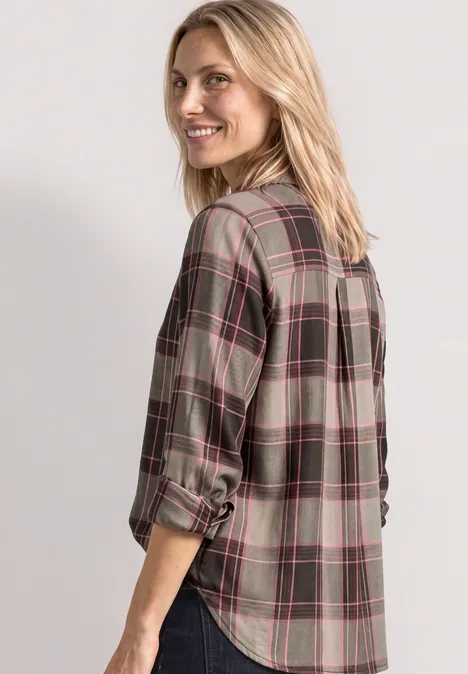 Langarm Hemdbluse mit Karomuster sanded amber Eine lächelnde Frau trägt ein kariertes Oberteil und blickt über die Schulter.