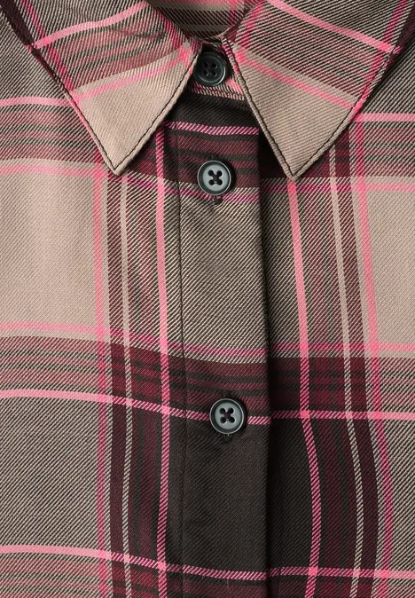 Langarm Hemdbluse mit Karomuster sanded amber Nahaufnahme eines karierten Hemds mit braun-beigen, schwarzen und pinken Streifen sowie Knöpfen in der Mitte.
