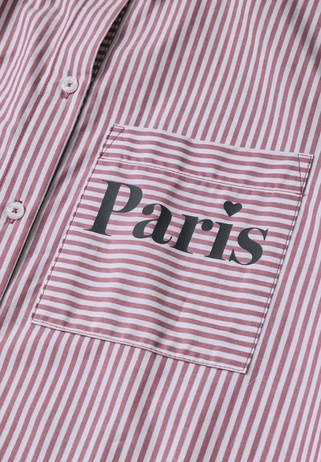 Rotes-weiß gestreiftes Hemd mit Brusttasche und dem Schriftzug 'Paris'.