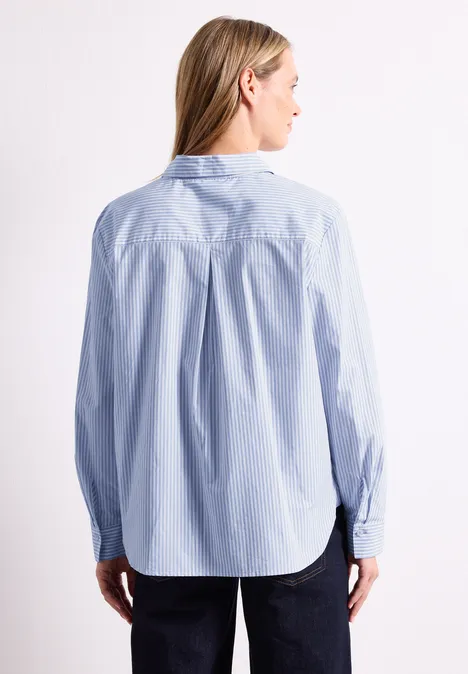 Langarm Hemdbluse mit Wording Detail northern blue Rückenansicht einer Person in hellblauer, langärmliger Bluse und dunkler Hose vor weißem Hintergrund.