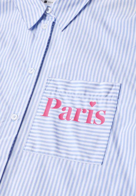 Langarm Hemdbluse mit Wording Detail northern blue Blau-weiß gestreiftes Hemd mit Brusttasche, auf der 'Paris' in Rosa steht.