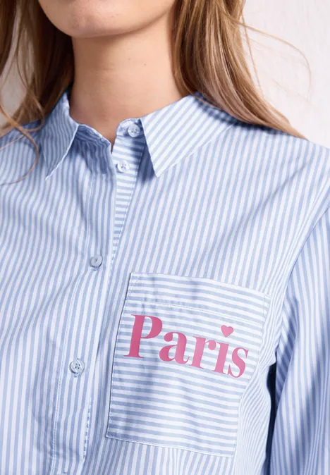 Langarm Hemdbluse mit Wording Detail northern blue Eine hellblau-weiß gestreifte Bluse mit Brusttasche, auf der in rosa 'Paris' steht.
