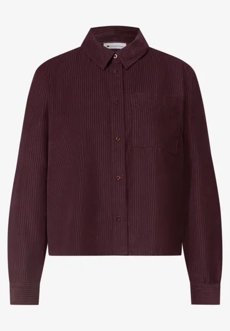 Chemise bordeaux à manches longues, col et boutonnière.