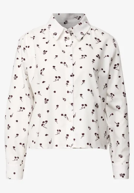 Weiße Bluse mit Knopfleiste und kleinem Kirschmuster.