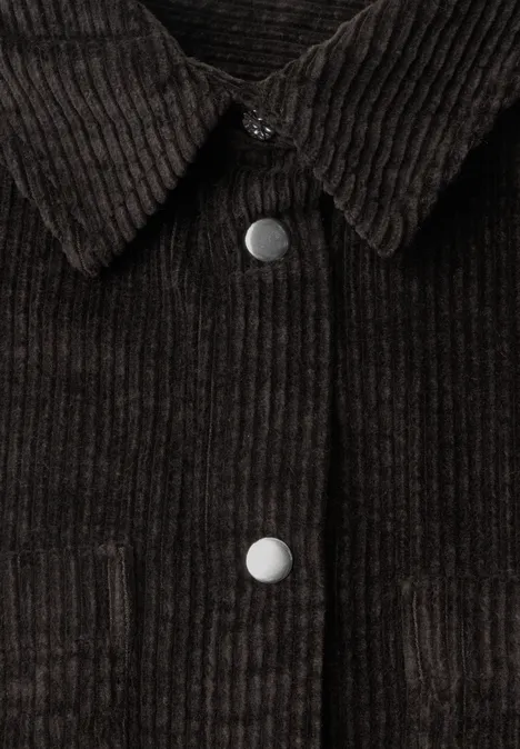 Braune Cordjacke mit Stehkragen und silbernen Druckknöpfen.