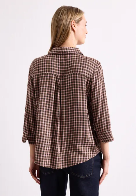 3/4-Arm Hemdbluse mit Karomuster warm blush Frau von hinten in braun-schwarzem Karoshirt mit 3/4-Ärmeln, blonde Haare.