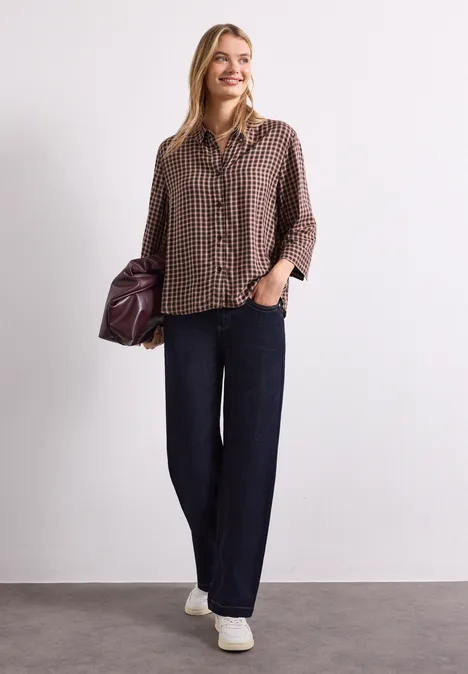 3/4-Arm Hemdbluse mit Karomuster warm blush Eine Frau posiert vor weißer Wand in karierter Bluse, weiten dunkelblauen Hosen, weißen Sneakern und bordeauxfarbener Tasche.
