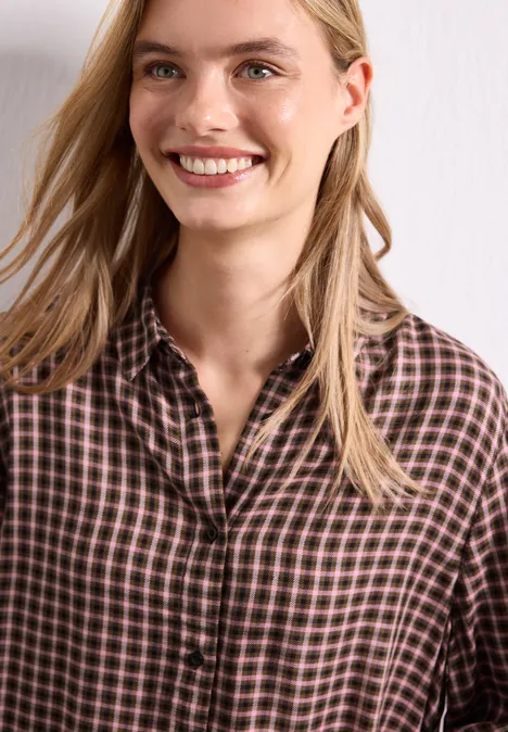 3/4-Arm Hemdbluse mit Karomuster warm blush Eine lächelnde blonde Frau in einem braun karierten Hemd vor weißer Wand.