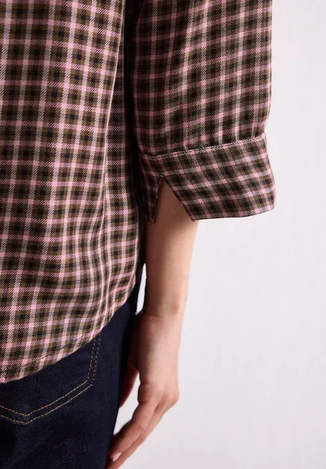 3/4-Arm Hemdbluse mit Karomuster warm blush Person im karierten Hemd mit 3/4-Ärmeln, Hand locker seitlich herunterhängend