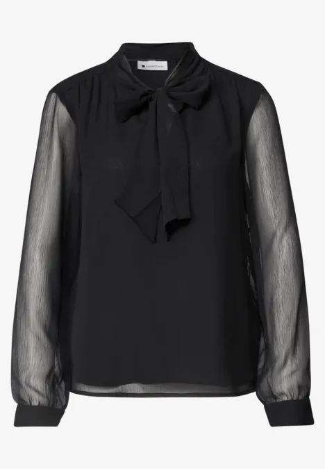 Blouse noire à manches transparentes et col lavallière.
