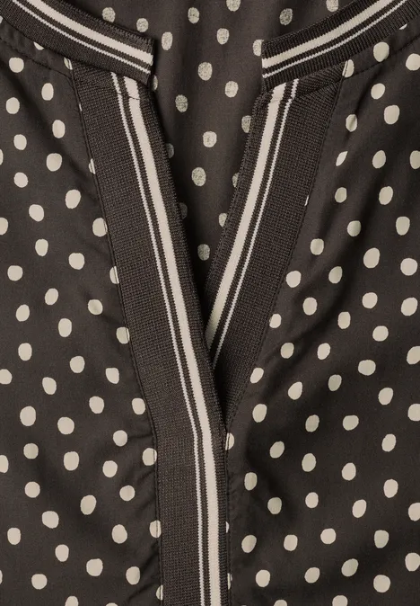 Langarm Tunika mit Split Neck und Print black coffee Schwarzes Kleidungsstück mit weißen Polka Dots und V-förmiger Nahtöffnung.